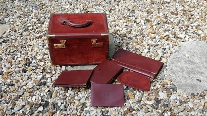 null CARTIER
VANITY CASE et quatre POCHETTES en cuir et daim bordeaux (code 190)