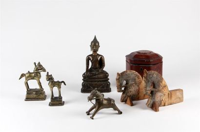null Lot composé d'un BOUDDHA assis en méditation en bronze, trois CHEVAUX en bronze,...