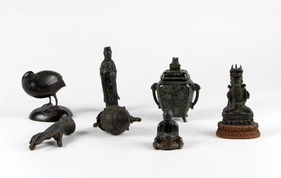 null Lot composé de sept SUJETS en bronze patiné dont trois Bouddha, un vase couvert...