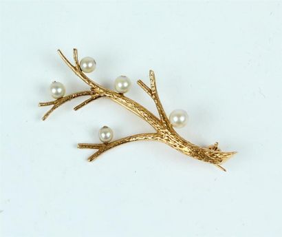null BROCHE en or 18k (750 °/°°) et petites perles en forme de branche ornée de baies.
Poids...