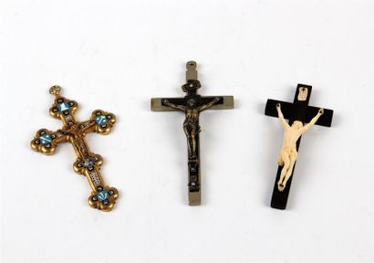 null Lot de trois CROIX religieuses, l'une pendentif en métal doré et micro-mosaïques...