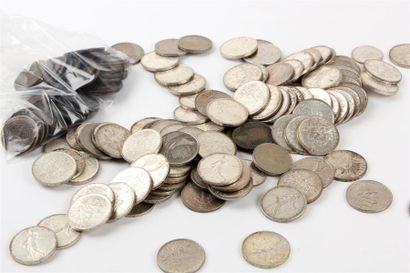 null Lot de PIECES de monnaies principalement de 5 francs en argent, certaines XIXe...