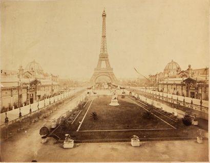 null Deux grandes PHOTOGRAPHIES, la première représentant la Tour Eiffel à l'occasion...