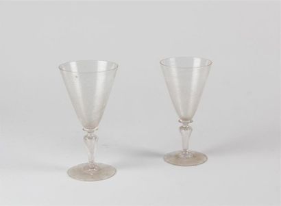 null Paire de VERRES en cristal à coupe conique et jambe torsadée.
XIXe siècle
Haut....