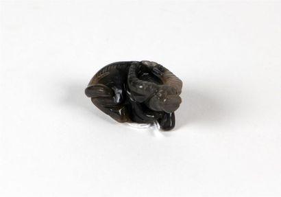 null Petit SUJET en jade sombre représentant un buffle allongé
Chine
Long. 5 cm