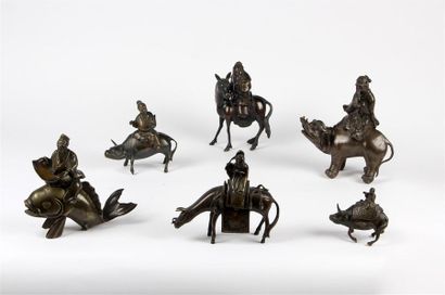 null CHINE - VERS 1900
Ensemble comprenant six BRÛLE-PARFUM en bronze à patine brune...