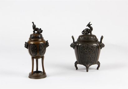 null JAPON - ÉPOQUE MEIJI (1868-1912)
Deux BRÛLE-PARFUM en bronze à patine brune,...
