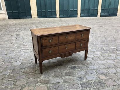 null COMMODE sauteuse ouvrant à deux tiroirs en noyer mouluré et sculpté de cannelures.
Époque...