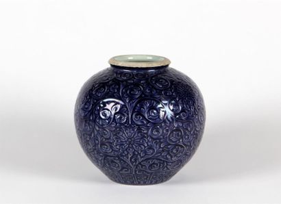 null Petit VASE boule en porcelaine aubergine à décor de fleurs et rinceaux feuillagés.
Chine.
Col...