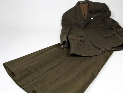null TENUE DE CHASSE pour dame composée d'une veste (T52) et une jupe en laine verte...