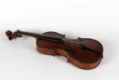 null VIOLON d'étude en copie de Stradivarius
Long. 33,2 cm
Dans un étui
