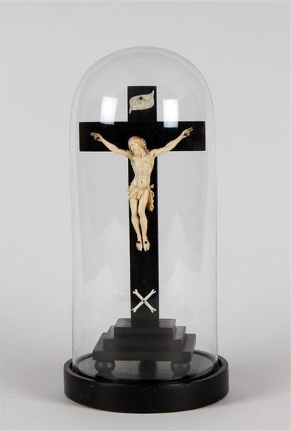null CRUCIFIX en ivoire finement sculpté sur croix en poirier noirci. sous globe
XVIIe...