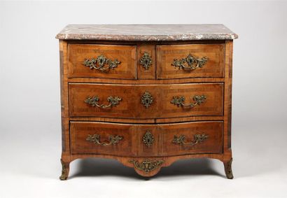 null Petite COMMODE galbée en bois de placage marqueté en frisage dans des encadrements,...