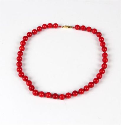 null COLLIER choker en perles de corail rouge, le fermoir en or 18k (750 °/°°)
Long....