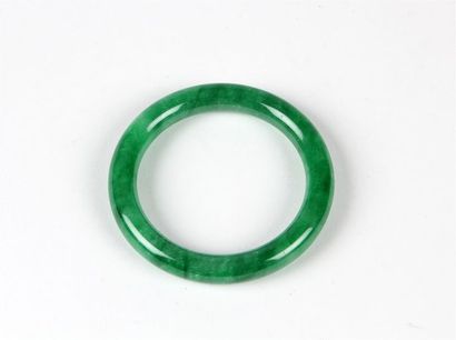 null BRACELET jonc en jade vert épinard
Chine
Diam. 7 cm (intérieur 5 cm)