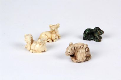 null Trois NETSUKE en ivoire sculpté : un rat et son petit, une vache allongée et...