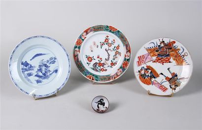 null Trois assiettes en porcelaine de la Chine et du Japon à décor polychrome de...