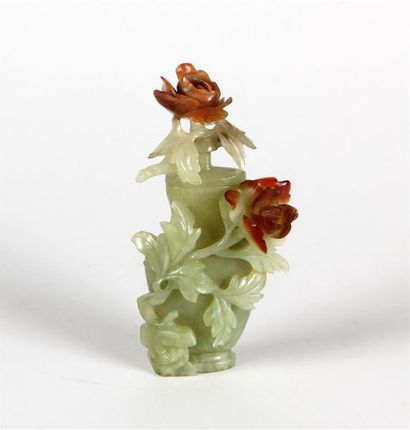 null VASE couvert en jadéite verte et rouille sculptée de branchages fleuris
Chine,...