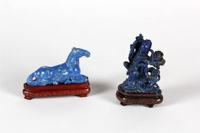 null Deux SUJETS en lapis lazuli, l'un représentant un cheval allongé, l'autre une...