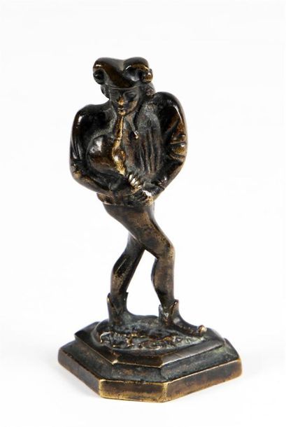 null STATUETTE en bronze patiné représentant un fou du roi jouant de la musette.
XIXe...