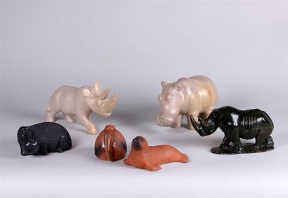 null Six ANIMAUX en pierre ou terre cuite : deux hippopotames, deux rhinocéros, un...