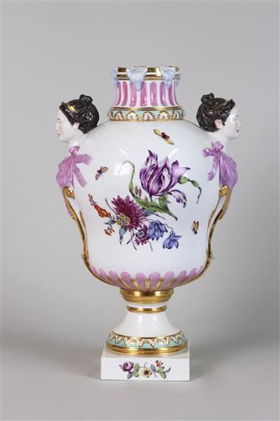null VASE sur piédouche en porcelaine à décor floral polychrome, les anses en termes...