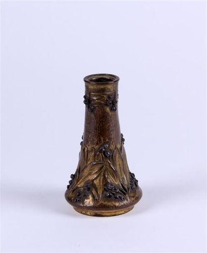 null ALBERT MARIONNET (1852-1910)
VASE piriforme en bronze à patine mordorée à décor...