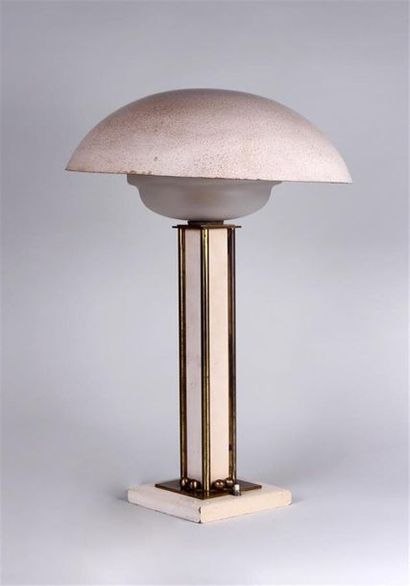 null LAMPE DE BUREAU en bronze, laiton et bois peint crème, le fût de section carrée...