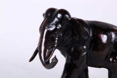 null ÉCOLE MODERNE 
Eléphant levant la trompe
Epreuve en bronze patiné brun
Haut....