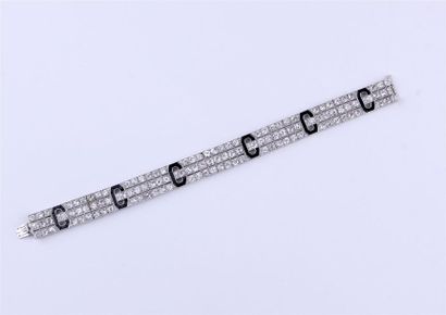 null BRACELET en or gris 18k (750 °/°°) serti de diamants sur trois lignes à décor...