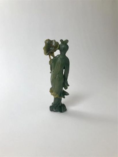 null STATUETTE de quanin en jade néphrite
Chine, XXe siècle
Petits accidents
Haut....