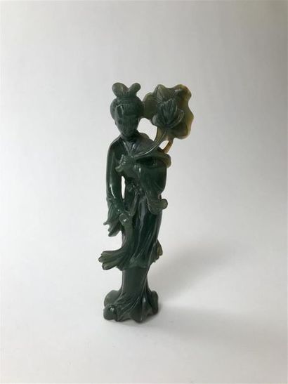 null STATUETTE de quanin en jade néphrite
Chine, XXe siècle
Petits accidents
Haut....