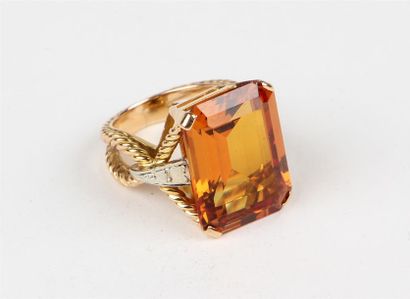 null BAGUE en or 18k (750°/°°) ornée d'une importante citrine ou topaze, la monture...