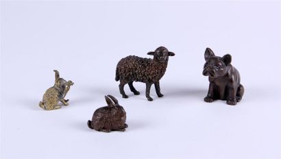 null Petit SUJET en bronze de Vienne peint représentant un lapin mangeant une carotte,...