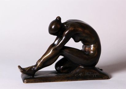 null J. R. PHILIPPE (XXe SIÈCLE)
Jeune fille nue lassant sa sandale
Epreuve en bronze...