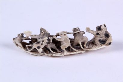 null OKIMONO en ivoire finement sculpté représentant un chat sur un coquillage tiré...