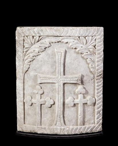 null BAS- RELIEF quadrangulaire, sculpté dans le creux de trois croix, sous des feuilles...