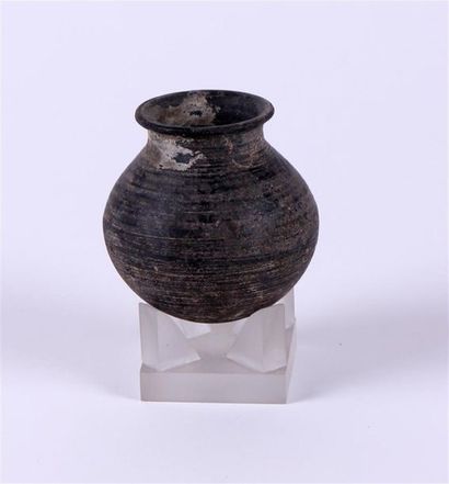 null PETIT VASE GLOBULAIRE en terre cuite noire
Proche-Orient, Époque hellénisti...