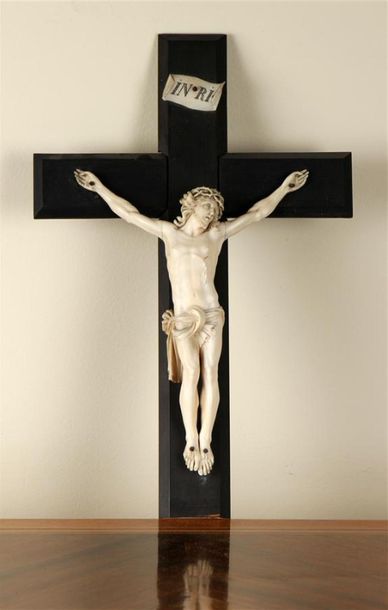 null CRUCIFIX en ivoire sculpté sur croix en bois noirci.
XIXe siècle
Haut. 21 c...