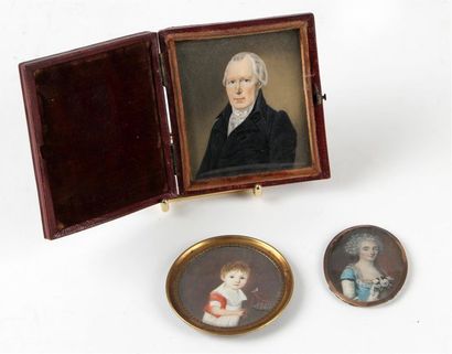 null ÉCOLE FRANÇAISE DU XIXe SIÈCLE
Trois miniatures
Portrait d'homme à la veste...