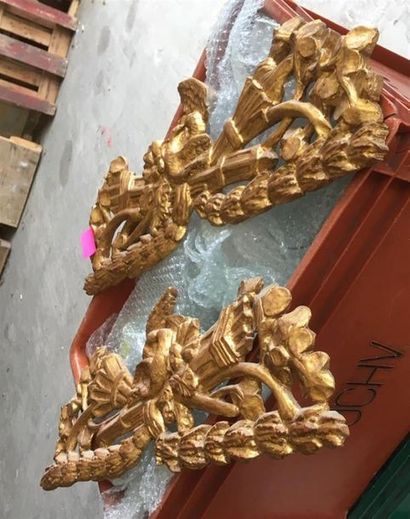 null Deux ÉLÉMENTS décoratifs en bois sculpté et doré représentant des colombes,...