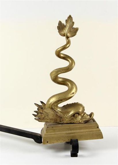 null Paire de CHENETS en bronze doré à décor de dauphins
Fin du XVIIIe siècle
Haut....