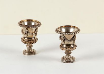 null Paire de petits VASES Médicis en argent.
Poinçon Minerve 950°/°°
Haut. 10 cm...