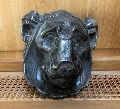 null FONTAINE en forme tête de lion en bronze argenté.
Haut. 22 cm - Larg. 20 cm