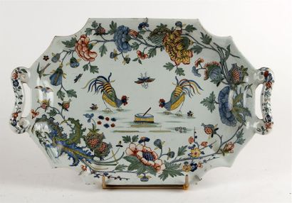 null ROUEN
PLATEAU à anses, décor aux coqs
XVIIIème siècle
Long. 43,5 cm