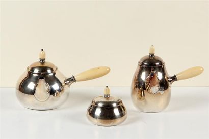 null GEORG JENSEN
SERVICE À CAFÉ ET À THÉ en argent de trois pièces, manches et prises...