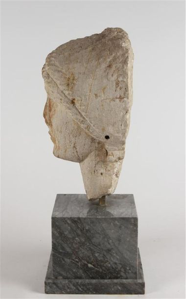null TÊTE féminine coiffée d'un voile en calcaire
II-IIIè siècle
Art palmyrenien
Haut....