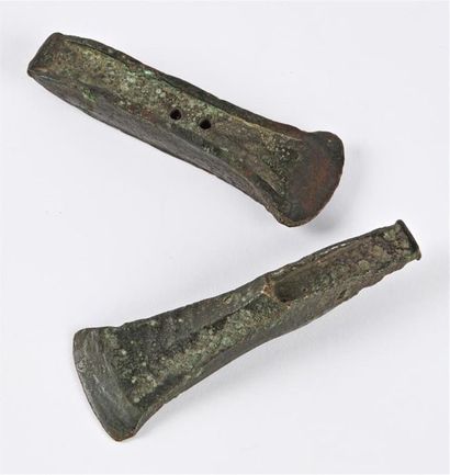 null Deux HACHES en bronzes à patine verte.
Iran, Luristan. VIIIè-VIè s. av. J.-...