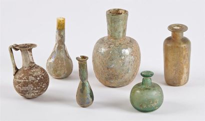 null Lot de six VERRES romains : bouteilles globulaires et cylindrique et amphorisques.
Époque...