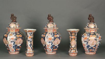 null GARNITURE de trois POTICHES et deux VASES cornets en porcelaine du Japon Imari,...